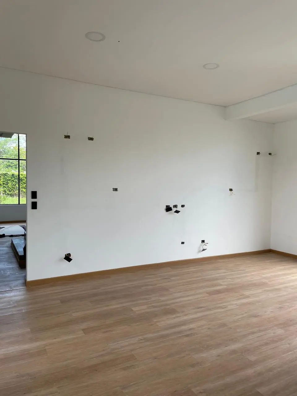 Muro antes de la instalación del mueble de televisión en Casa Samay