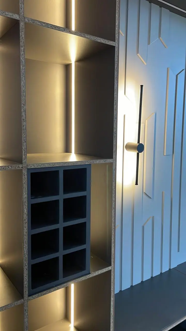 Detalle de iluminación y acabados de la carpintería del mueble TV de Casa Samay
