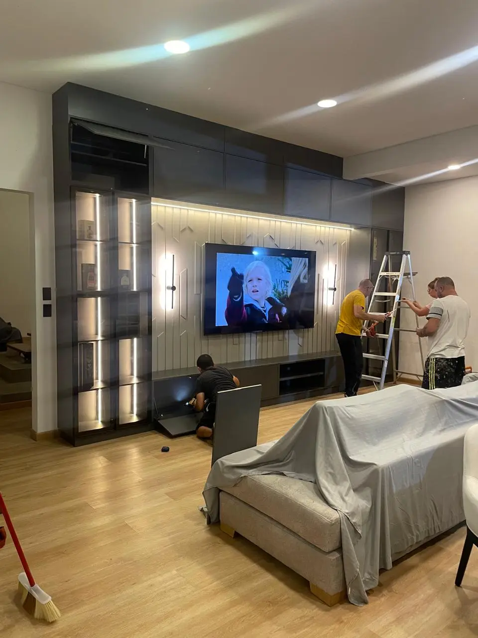 Proceso de instalación de carpintería del mueble de TV en Casa Samay